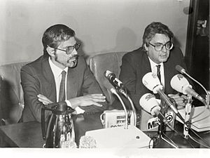 Eduardo Sotillos ofrece la rueda de prensa posterior al Consejo de Ministros junto al secretario de Estado de Hacienda. Pool Moncloa. 18 de abril de 1984
