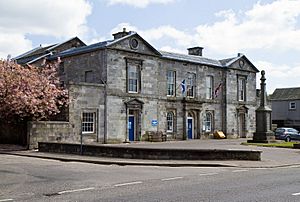 Kinross-shire Offices and War Memorial (geograph 2406703)