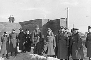 Bundesarchiv Bild 101I-295-1596-12, Raversijde, Rommel bei Besichtigung