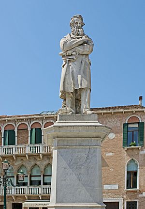 Campo Santo Stefano, Statua di Niccolò Tommaseo, Venezia
