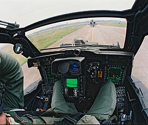 De cockpit van de schutter voorin een Boeing AH-64D Apache (2156 023657)
