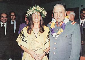 General Pinochet junto a una pascuense