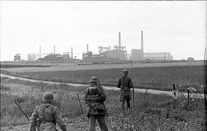 Bundesarchiv Bild 101I-721-0353-27A, Collombelles, Soldaten auf Feld vor Fabrik