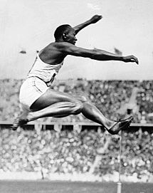Bundesarchiv Bild 183-R96374, Berlin, Olympiade, Jesse Owens beim Weitsprung crop
