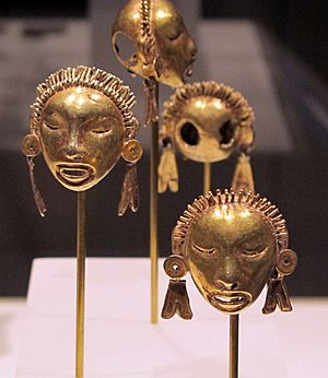 Messico, mixtechi-aztechi, pendenti a forma di testa, 1400-1515 ca, oro fuso 01