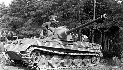 Bundesarchiv Bild 101I-721-0398-21A, Frankreich, Panzer VI (Tiger II, Königstiger)