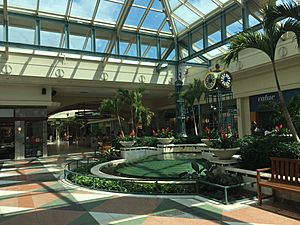 Concord Mall DE fountain near Macy's