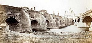 Old and new trent bridges 1871