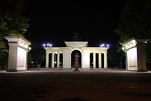 Small central park on Krasnaya street, Zhukov monument - panoramio