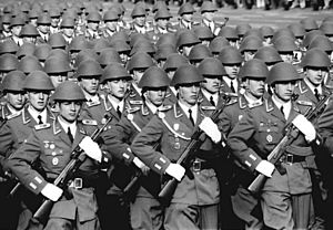 Bundesarchiv Bild 183-N1007-0009, Berlin, 25. Jahrestag DDR-Gründung, Parade