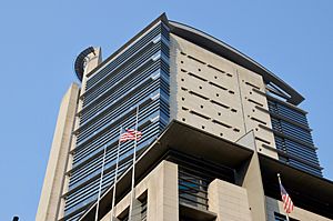 Upper portion of Hatfield US Courthouse in Portland from SW in 2017