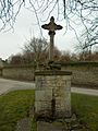 Aubigny (Calvados) Puits surmonté d'une croix