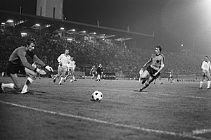 Nederland tegen Finland 4-1 Harry Lubse rechts in aktie tegen de Finse keeper E, Bestanddeelnr 928-1355