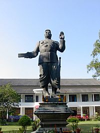 Sisavangvong statue