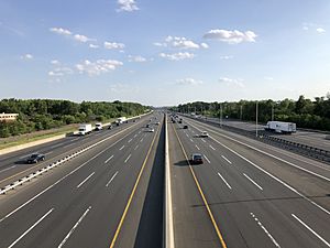 2021-05-23 18 05 05 View south along Interstate 95 (New Jersey Turnpike) from the overpass for Half Acre Road in Cranbury Township, Middlesex County, New Jersey