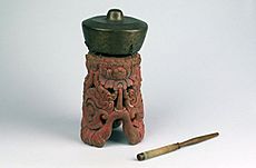 COLLECTIE TROPENMUSEUM Gong van messing met bijbehorend houten standaard en slagstok TMnr 1772-591a