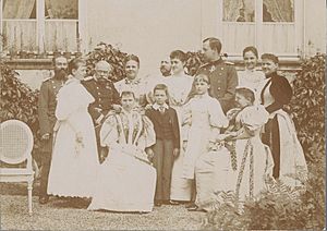 Groepsportret van de familie van koningin-regentes Emma, anonymous, 1896 - 1897