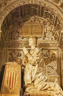 Sepulcro de la reina Leonor de Aragón, esposa de Juan I, rey de Castilla y León, y madre de Enrique III de Castilla y León, y de Fernando I el de Antequera, rey de Aragón. Catedral de Toledo.jpg