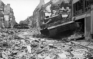 Bundesarchiv Bild 101I-494-3376-12A, Villers-Bocage, zerstörte Panzer VI und IV
