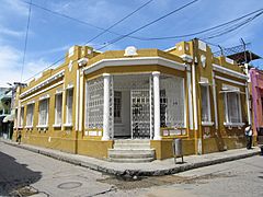 2018 Santa Marta (Colombia) - Casa amarilla en la esquina de la calle 18 con carrera 4