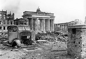 Bundesarchiv B 145 Bild-P054320, Berlin, Brandenburger Tor und Pariser Platz