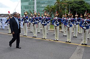 Honras militares ao secretário de Defesa e Desenvolvimento Urbano do Sri Lanka, Gotabaya Rajapaksa. (11969098865)