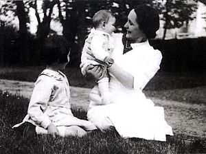 Philippe Sollers à Bordeaux dans le parc de la propriété familiale en 1937 avec sa mère et sa soeur Annie