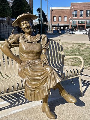 Minnie Pearl Statue