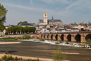 Nevers-Pont sur la Loire-Cathédrale Saint Cyr et Sainte Julitte-20160502