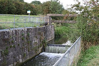 Tilting Gate Weir near Thornton on the River Bain, Lincolnshire.jpg