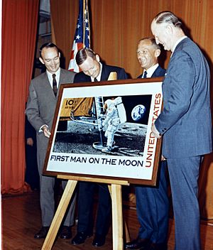 Apollo 11 crew unveiling stamp (69-HC-1119)