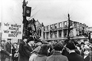 Bundesarchiv Bild 183-B0527-0001-753, Krefeld, Hungerwinter, Demonstration