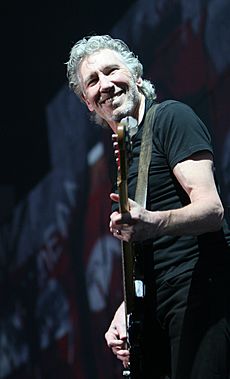 Roger Waters en el Palau Sant Jordi de Barcelona (The Wall Live) - 04 (crop)