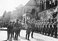 Bundesarchiv Bild 183-1987-0313-503, Goslar, Hitler schreitet Ehrenkompanie ab