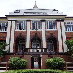 Front entrance, Depression-era Brick School Building from SW (2015).jpg